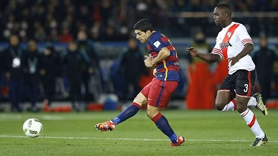 Tiền đạo Luis Suarez (trái) lập cú đúp trong chiến thắng 3-0 của Barca. (Ảnh: Reuters)