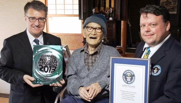 Cụ Jiroemon Kimura nhận danh hiệu “Người cao tuổi nhất thế giới” từ Guinness năm 2012. (Ảnh: AP)