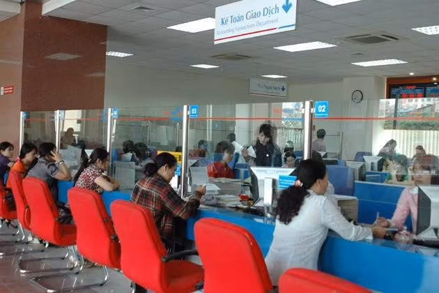 Khách hàng giao dịch tại một chi nhánh VietinBank.