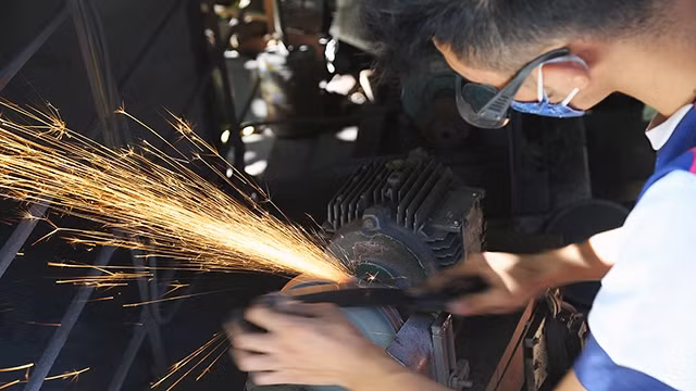 Máy móc giúp các công đoạn của người thợ đỡ vất vả.