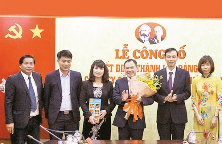 Đại diện Thành ủy Đào Đức Toàn trao Quyết định thành lập Đảng bộ cho Tổng công ty cổ phần Bảo hiểm hàng không. 