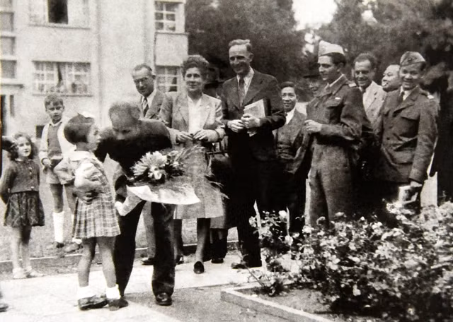 Chủ tịch Hồ Chí Minh với thiếu nhi Pháp (1946). Ảnh tư liệu