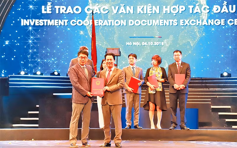 Trong khuôn khổ Hội nghị tổng kết 30 năm thu hút đầu tư nước ngoài (FDI) tại Việt Nam, Chủ tịch UBND tỉnh Hà Tĩnh Đặng Quốc Khánh đã trao giấy chứng nhận đầu tư cho các nhà đầu tư nước ngoài vào Hà Tĩ
