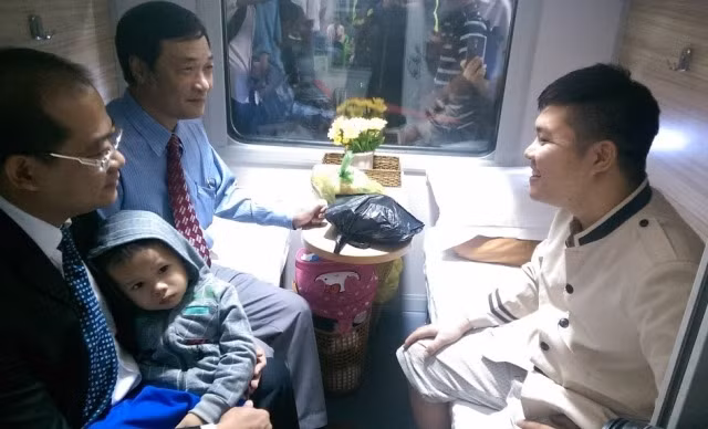 Lãnh đạo Công ty Cổ phần Vận tải Đường sắt Sài Gòn thăm và chúc Tết người dân đi tàu SE7/8 mới được nâng cấp 