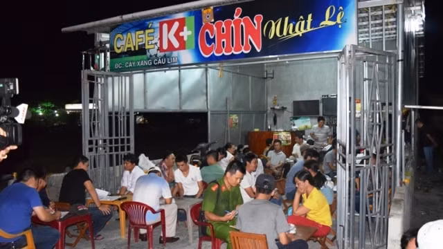 Hiện trường quán cà phê “Chín Nhật Lệ” do các đối tượng tổ chức đánh bạc.