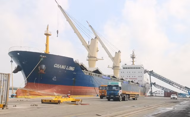 Cảng Chu Lai được đầu tư xây dựng, tạo thuận lợi trong vận chuyển hàng hóa.