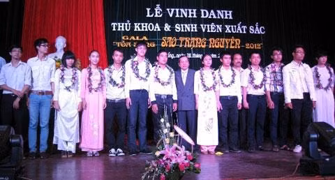 Đà Nẵng : Vinh danh gần 50 Thủ khoa, Sinh viên xuất sắc năm 2012