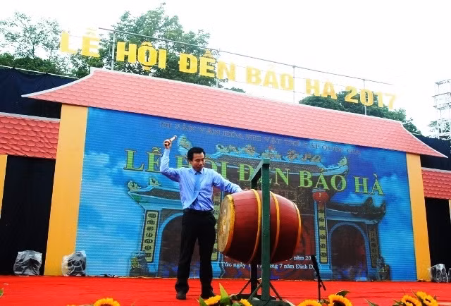 Đánh trống khai hội đền Bảo Hà.