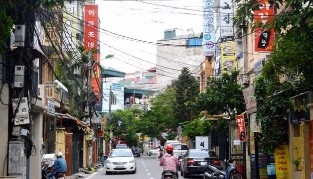 Hàng loạt biển quảng cáo tiếng Hàn trên phố Hoàng Ngân.