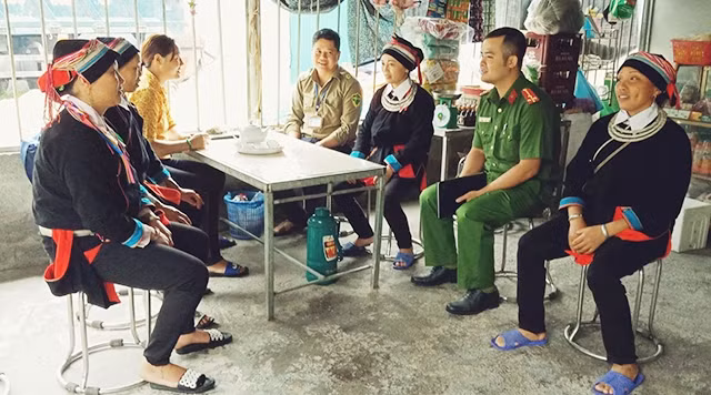Cán bộ công an huyện Vị Xuyên, Hà Giang tuyên truyền người dân xã Xín Chải giao nộp vũ khí, vật liệu nổ và không mua bán, vận chuyển, tàng trữ pháo lậu. Ảnh: KHÁNH TOÀN