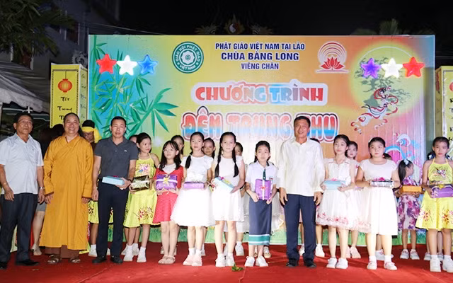 Trao quà Tết Trung thu cho con em kiều bào tại chùa Bàng Long.