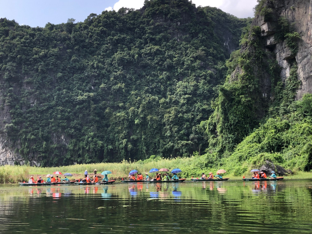 Khách du lịch tại Tràng An, Ninh Bình.