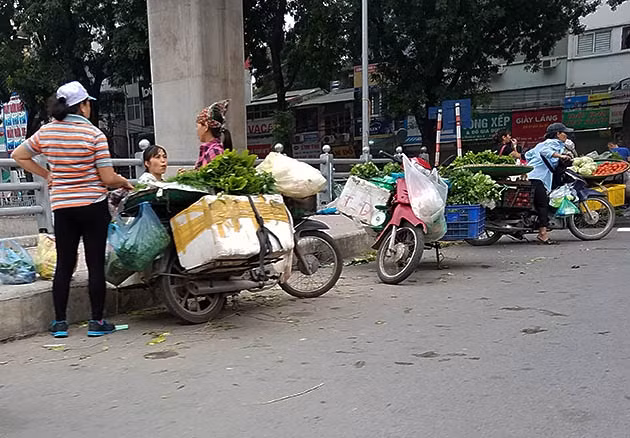 Mới sáng sớm, nhưng Cầu Mới (quận Thanh Xuân, Hà Nội) đã trở nên vô cùng lộn xộn do "chợ cóc" ngang nhiên chiếm dụng toàn bộ lòng cầu.