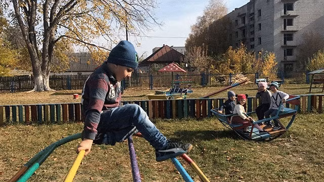 Trẻ em sống tại thị trấn Narodichi gần khu vực CEZ. Ảnh: BBC
