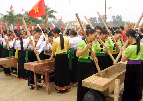 Diễn xướng dân gian Chàm đuống đón khách trong ngày hội ở xã Lai Ðồng (Tân Sơn, Phú Thọ).