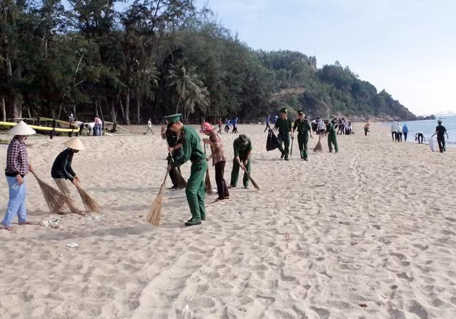 Chi đoàn Đồn Biên phòng Cửa khẩu cảng Quy Nhơn (Bộ đội Biên phòng Bình Định) phối hợp cùng các đoàn thể trên địa bàn ra quân dọn vệ sinh môi trường bờ biển khu vực 2, Ghềnh Ráng. Ảnh: HOÀNG HẢI