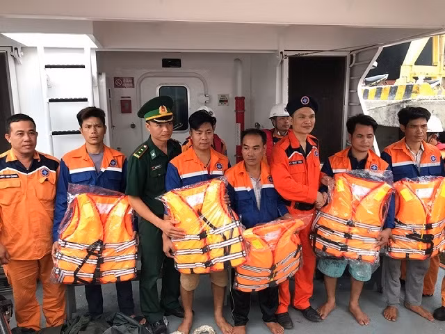 Các ngư dân được đưa về bờ an toàn sáng nay. 