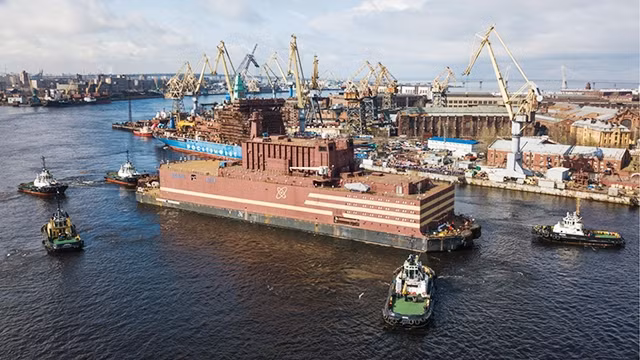 Nhà máy điện hạt nhân trên biển của Nga được lai dắt đến cảng Murmansk. Ảnh: ENGADGET