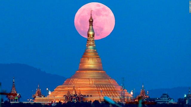 Mặt trăng mọc sau chùa Uppatasanti, nhìn từ Naypyidaw, Myanmar, ngày 3-12. Đây là siêu mặt trăng đầu tiên trong ba siêu mặt trăng liên tiếp xuất hiện từ nay cho đến ngày 31-1-2018.