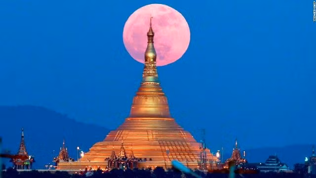 Mặt trăng mọc sau chùa Uppatasanti, nhìn từ Naypyidaw, Myanmar, ngày 3-12. Đây là siêu mặt trăng đầu tiên trong ba siêu mặt trăng liên tiếp xuất hiện từ nay cho đến ngày 31-1-2018.