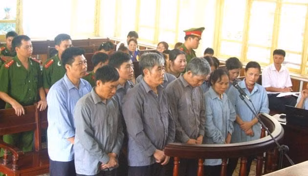 Các bị cáo buôn bán, vận chuyển 223 bánh hê rô in trước tòa