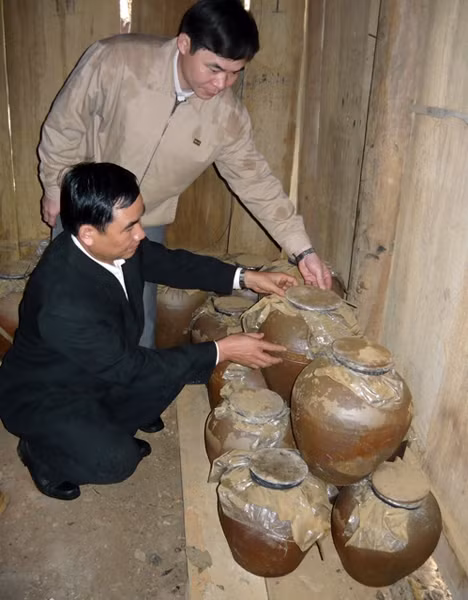 Hũ ủ mắm cá ruộng của đồng bào dân tộc Tày ở Tuyên Quang.