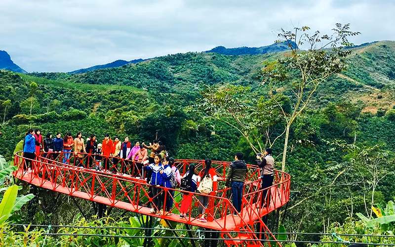 Du khách tham quan Khu du lịch sinh thái “Ðào Viên Sơn tour”. Ảnh: VĂN THÀNH CHƯƠNG