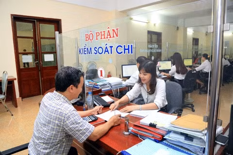 Cán bộ KBNN chi nhánh tỉnh Hải Dương hướng dẫn khách hàng đến giao dịch. Ảnh: ĐỨC VIỆT