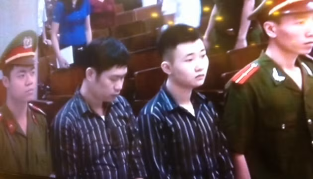 Hai bị cáo tại phiên tòa xét xử. 