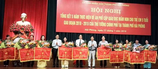 Trao cờ công nhận đạt chuẩn phổ cập giáo dục mầm non 5 tuổi.