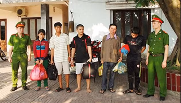 Các đối tượng trốn lệnh truy nã bị công an bắt, dẫn giải về Thanh Hóa.