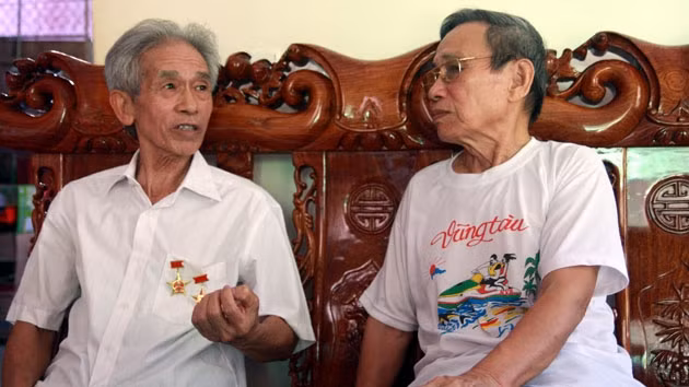 Anh hùng Uông Xuân Lý và ông Nguyễn Thanh Bính (Yến Thanh), tác giả bài thơ "Cúc ơi". Ảnh: HẠNH NGUYÊN