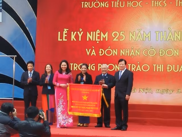 Phó Thủ tướng Trịnh Đình Dũng trao cờ đơn vị xuất sắc trong phong trào thi đua của Chính phủ cho Trường Nguyễn Siêu.