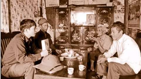 Cán bộ, chiến sĩ Ðồn Biên phòng Ka Lăng, huyện Mường Tè (Lai Châu) tuyên truyền vận động người dân xây dựng phát triển kinh tế - xã hội và bảo vệ an ninh biên giới.       Ảnh: TRẦN HẢI