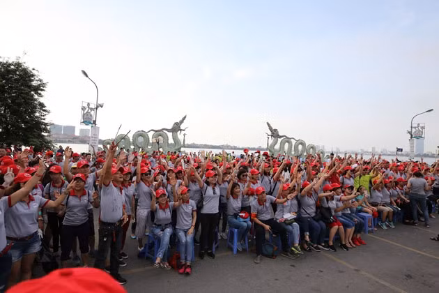 Lễ ra quân sáng nay tại vườn hoa Lạc Long Quân. Ảnh: Bùi Tiến Dũng.