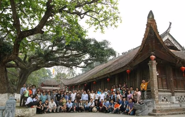 Thành viên nhóm Đình làng Việt trong chuyến điền dã tại đình Đồng Kỵ (thị xã Từ Sơn – Bắc Ninh).