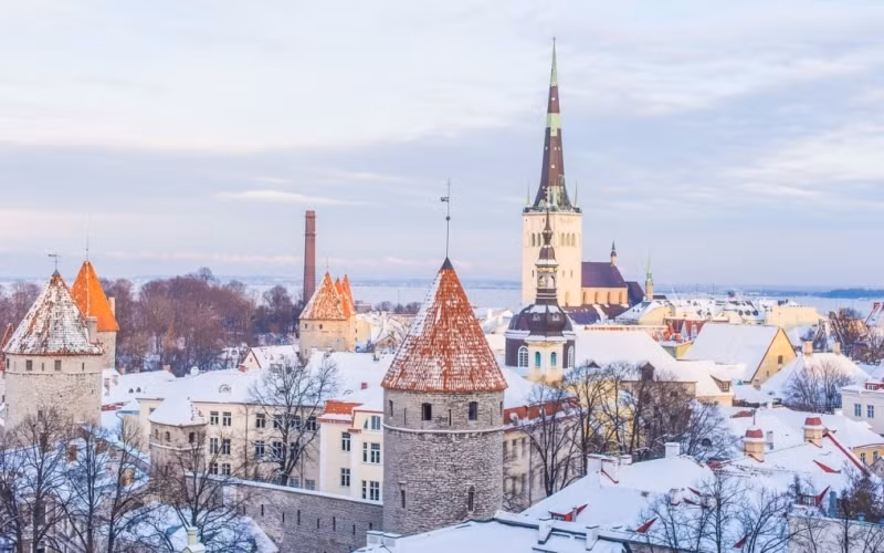 Tallinn (Estonia) hấp dẫn du khách bằng những con phố lát đá cuội uốn lượn cùng nhiều công trình cổ. Đặc biệt vào mùa đông, khi tuyết rơi, khách du lịch đến thành phố có cảm giác như bước vào thế giới