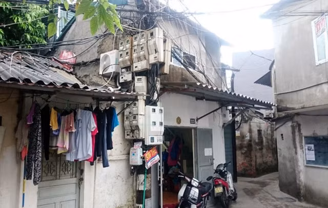 Gần 600 gia đình ở khu dân cư số 4 phường Thanh Nhàn (quận Hai Bà Trưng, Hà Nội) phải sống cảnh lụp xụp vì đất nằm trong dự án "treo". Ảnh: NGỌC CƯƠNG