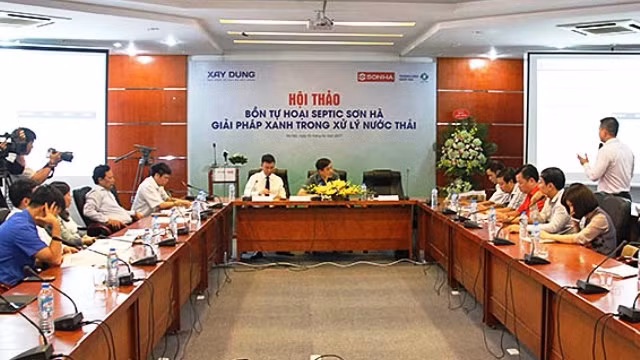 Các diễn giả tham luận tại hội thảo.