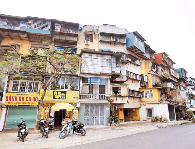 Mặc dù UBND phường Thành Công đã vận động người dân tháo dỡ các phần diện tích cơi nới trái phép để giảm tải cho tòa nhà G6A nhưng chưa có chuyển biến.