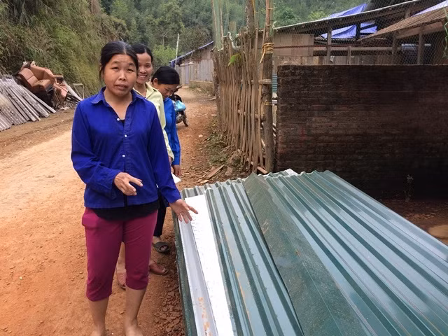 Chị Ma Thị Thiện, thôn Thôm Mèo, xã Xuân La bên số tôn mới đổi lại với đại lý
