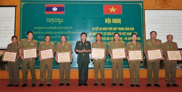 Trung tướng Hoàng Xuân Chiến, Tư lệnh BĐBP Việt Nam trao Bằng khen tặng các cá nhân và tập thể thuộc Tổng cục An ninh Lào.