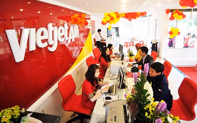 Khách hàng mua vé máy bay Vietjet Air tại Hà Nội. Ảnh: HÀ THU