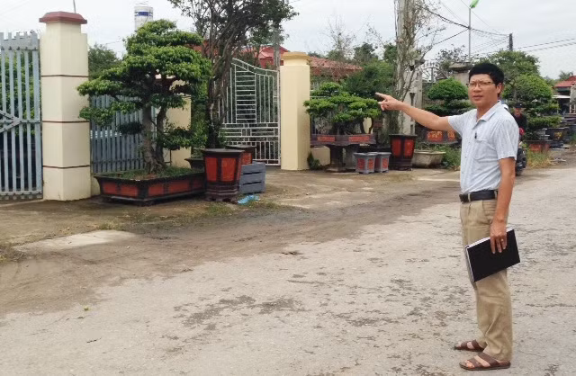 Nhiều hộ dân xây dựng công trình nhà ở, kinh doanh cây cảnh trên đất nông nghiệp ven đường số 6 qua xã Điền Xá.