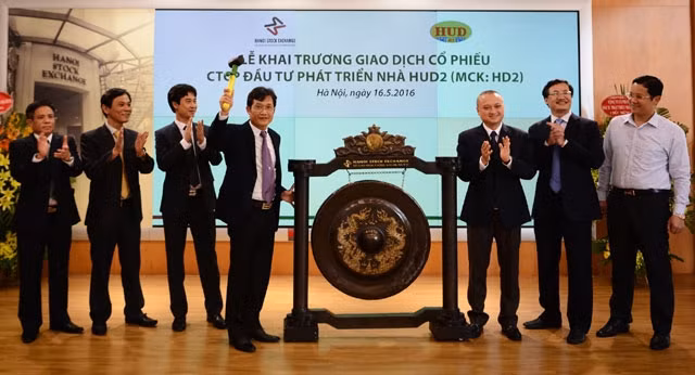 Ông Ngô Văn Thanh, Chủ tịch HĐQT CTCP Đầu tư Phát triển Nhà HUD2 đánh cồng khai trương phiên giao dịch đầu tiên của cổ phiếu HD2.