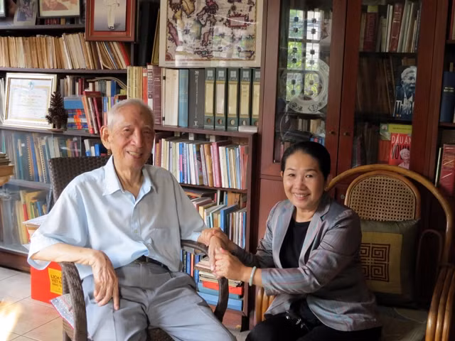 Nhà sử học Nguyễn Đình Đầu và con gái.