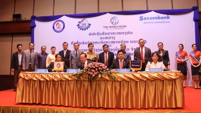 Tổng Giám đốc Sacombank Lào Phạm Quang Phú (thứ hai từ phải sang) tại buổi lễ ký kết.