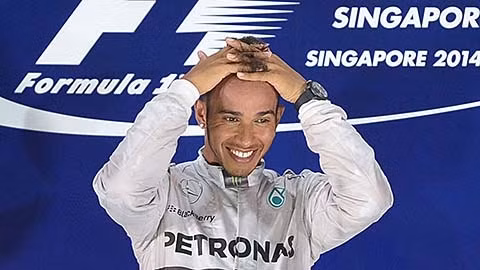 Niềm vui của Lewis Hamilton trên bục nhận giải. (ảnh: Getty Images)