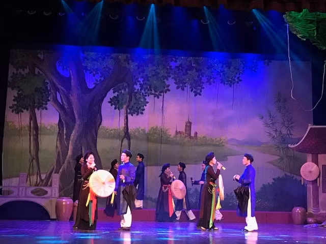 Đoàn nghệ thuật quan họ Bắc Ninh biểu diễn tại Nhà hát lớn Hà Nội.