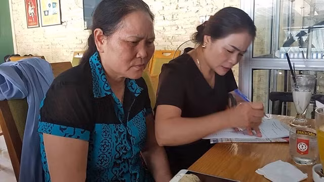 Chị Oanh (Quảng Ninh - bên trái) và chị Thúy (Hòa Bình) là hai trong số các bị hại đang làm đơn khiếu nại.